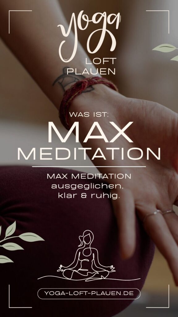 Das Bild ist von einem Yogastudio in Plauen im Vogtland was zwischen Chemnitz, Zwickau, Greiz, Hof, Auerbach an der A72 liegt. Nahaufnahme von Händen auf den Knien einer Person in meditativer Haltung während der Max Meditation im Yoga Loft Plauen. Der Text "WAS IST: MAX MEDITATION MAX MEDITATION ausgeglichen, klar & ruhig." ist gut sichtbar. Eine stilisierte Zeichnung einer meditierenden Person befindet sich unten.