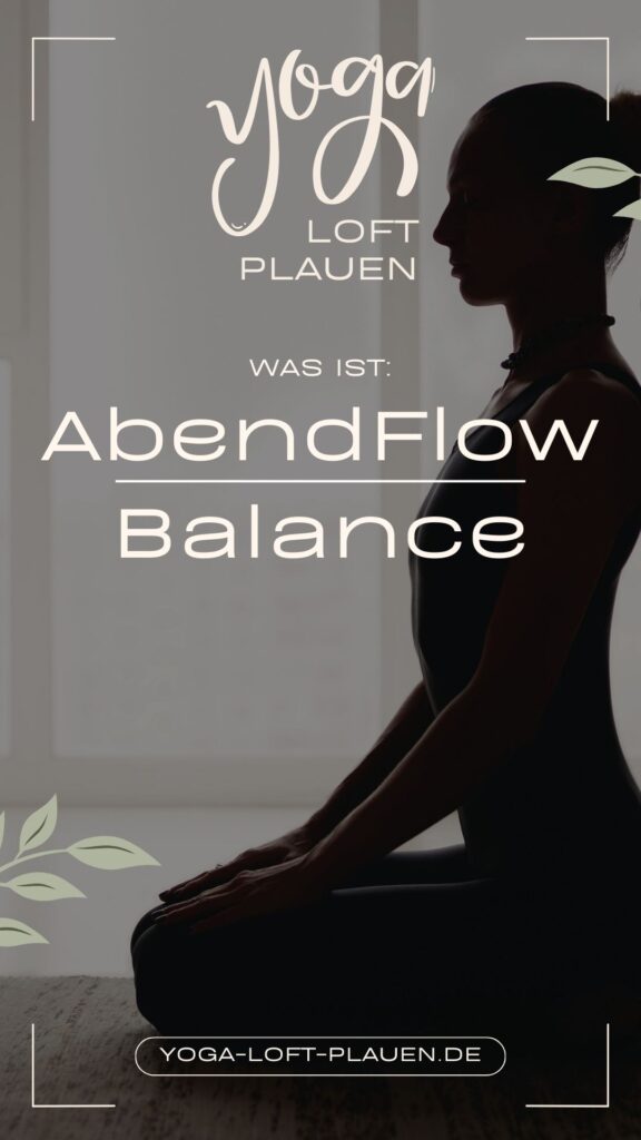 Das Bild ist von einem Yogastudio in Plauen im Vogtland was zwischen Chemnitz, Zwickau, Greiz, Hof, Auerbach an der A72 liegt. Silhouette einer Frau in meditativer Sitzhaltung während des Abendflow Balance Yoga im Yoga Loft Plauen. Der Text "WAS IST: AbendFlow Balance" ist gut sichtbar. Die Webseite "YOGA-LOFT-PLAUEN.DE" wird unten angezeigt.