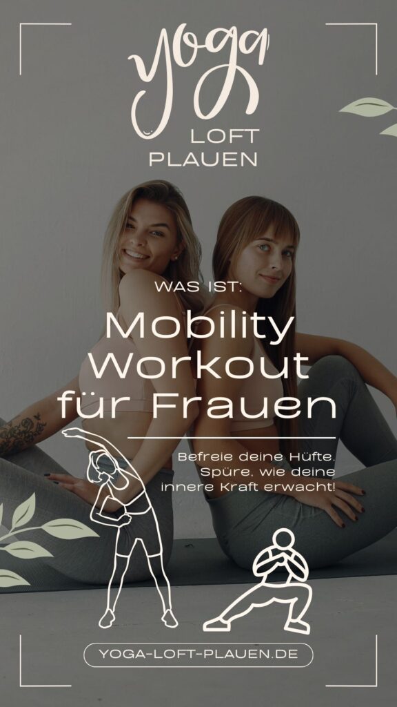 Das Bild ist von einem Yogastudio in Plauen im Vogtland was zwischen Chemnitz, Zwickau, Greiz, Hof, Auerbach an der A72 liegt. Zwei lächelnde Frauen sitzen Rücken an Rücken beim Mobility Workout für Frauen im Yoga Loft Plauen. Text über Hüftöffnung und innere Kraft. Yoga für Plauen, Oelsnitz, Hof, Greiz, Auerbach, Zwickau.