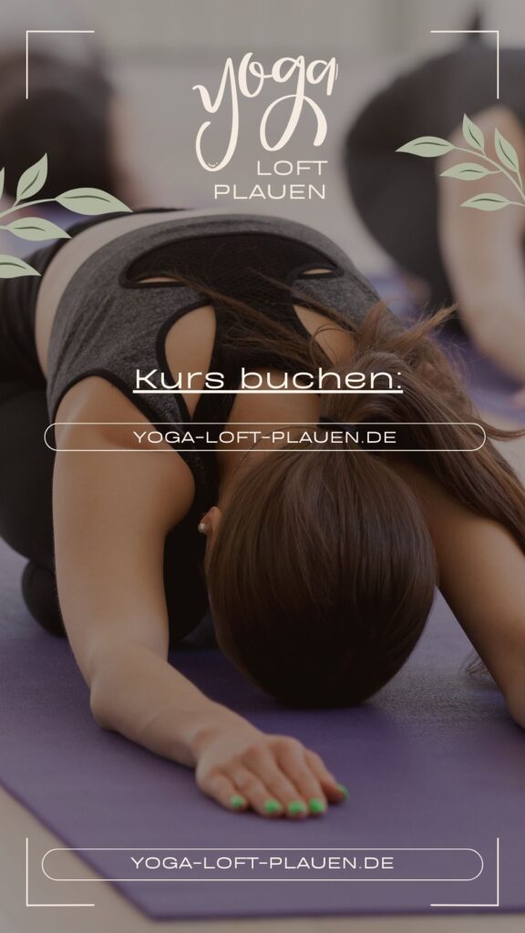Das Bild ist von einem Yogastudio in Plauen im Vogtland was zwischen Chemnitz, Zwickau, Greiz, Hof, Auerbach an der A72 liegt. Frau in Kindhaltung auf Yogamatte im Yoga Loft Plauen. Text "Kurs buchen". Yoga für Entspannung in Plauen, Oelsnitz, Hof, Greiz, Auerbach, Zwickau.